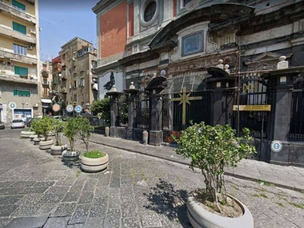 negozio in vendita a Napoli in zona Pendino / San Giuseppe