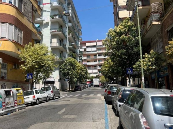 negozio in vendita a Napoli in zona Arenella