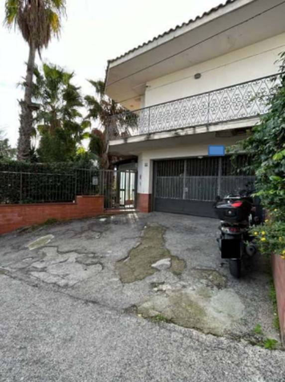 casa indipendente in vendita a Napoli in zona Fuorigrotta
