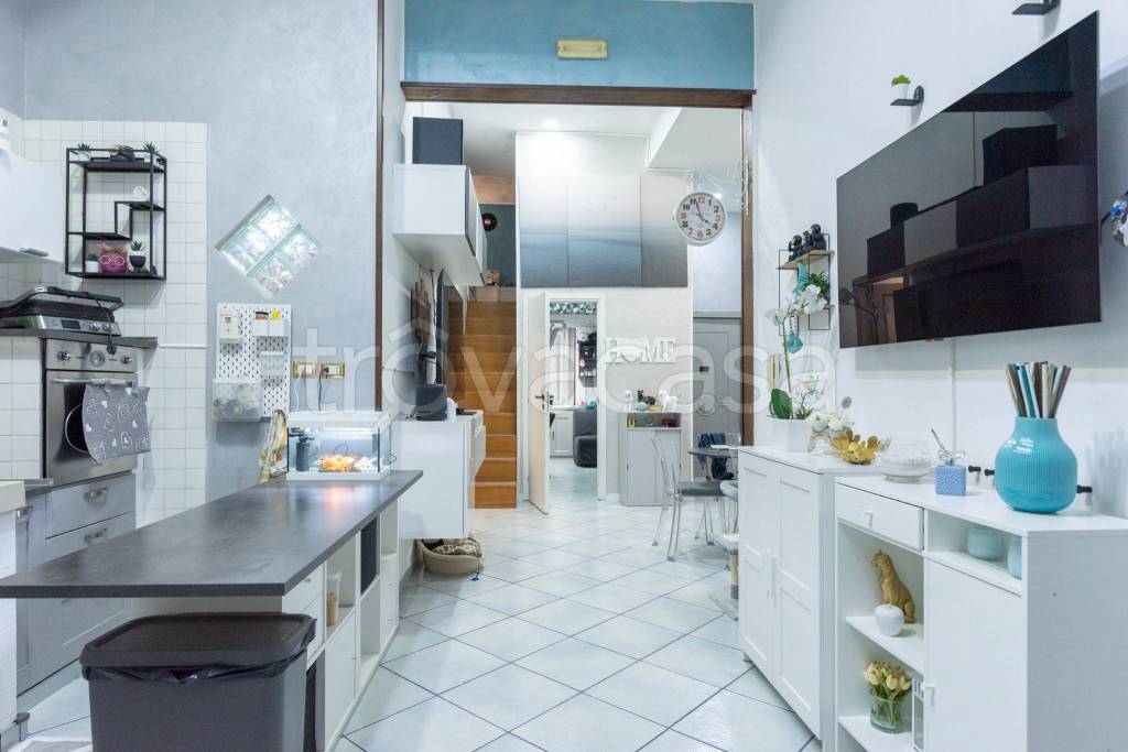 appartamento in vendita a Napoli in zona San Carlo all'Arena