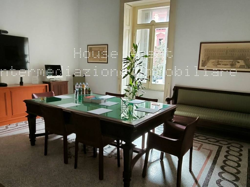 ufficio in vendita a Napoli in zona Chiaia