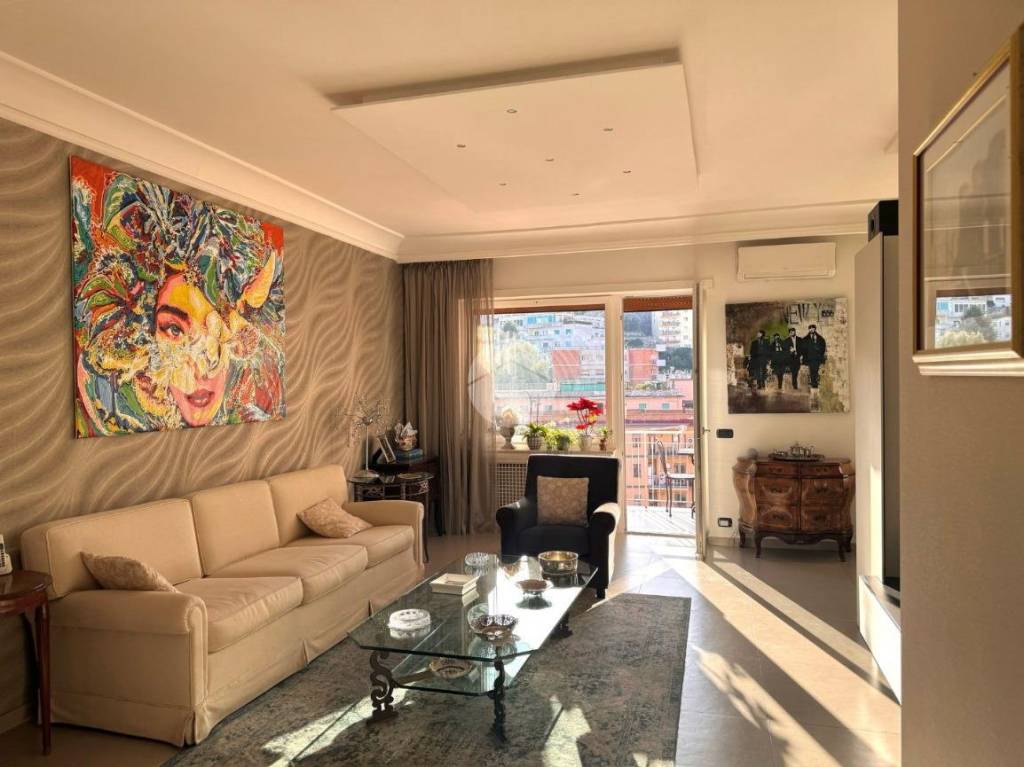 appartamento in vendita a Napoli in zona Chiaia