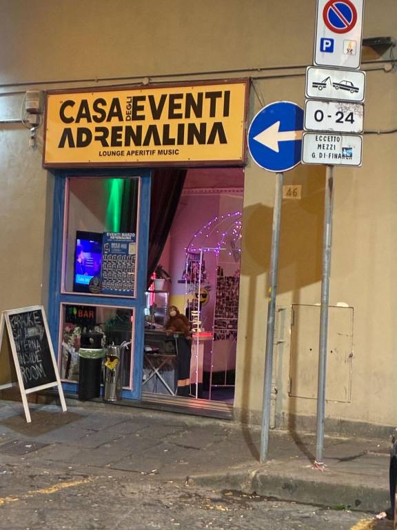 negozio in vendita a Napoli in zona Porto