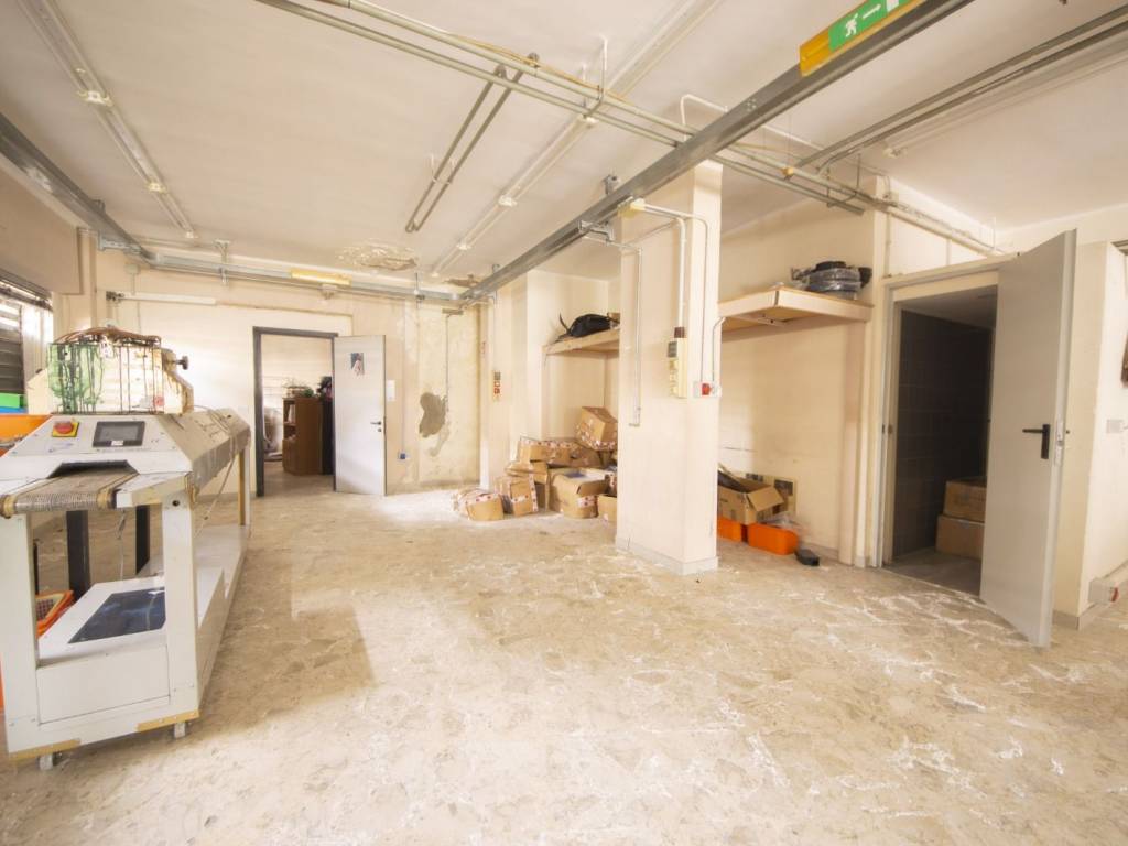 negozio in vendita a Napoli in zona Stella