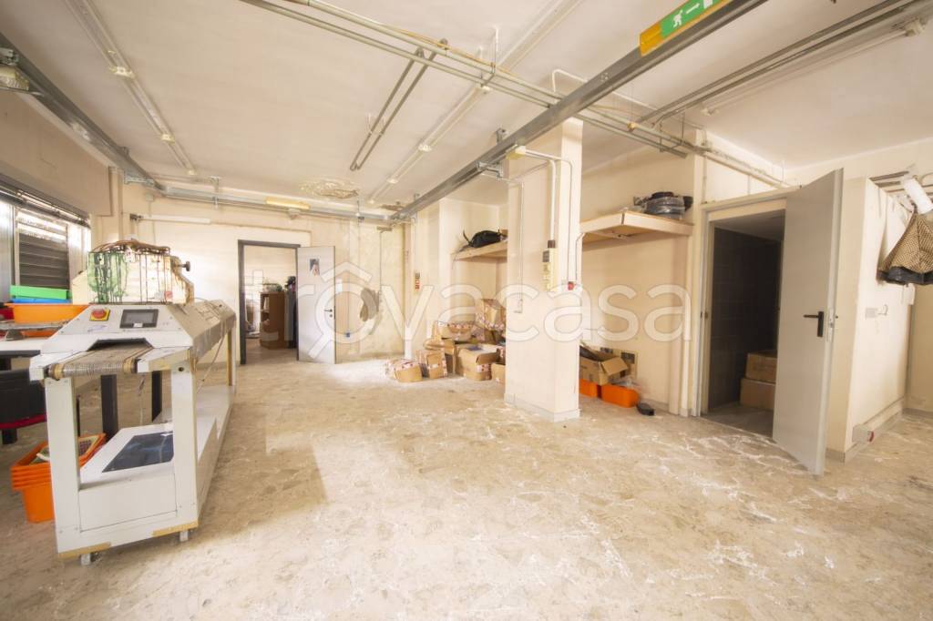 negozio in vendita a Napoli in zona San Carlo all'Arena