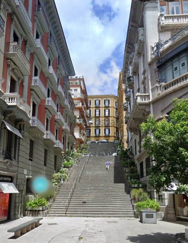 appartamento in vendita a Napoli in zona Chiaia