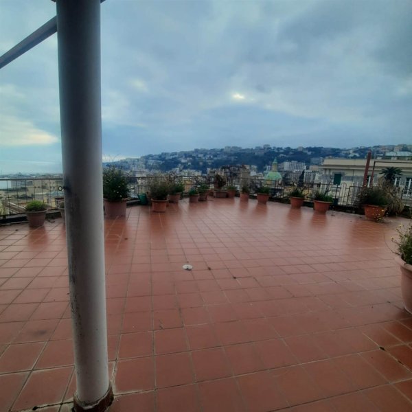 appartamento in vendita a Napoli in zona Chiaia