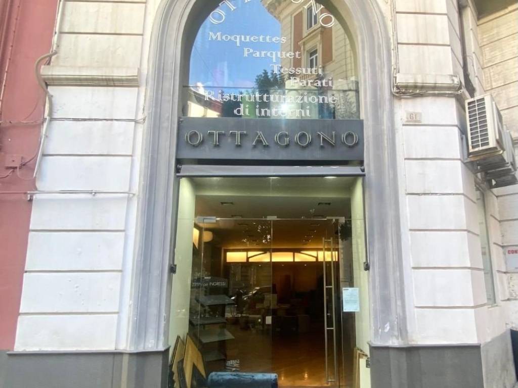 negozio in vendita a Napoli in zona Chiaia