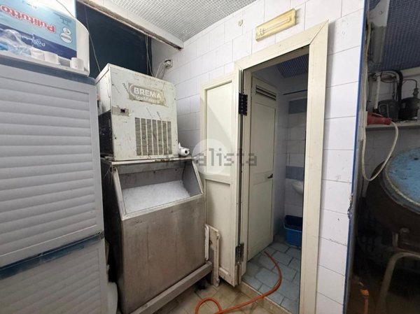 negozio in vendita a Napoli in zona Fuorigrotta