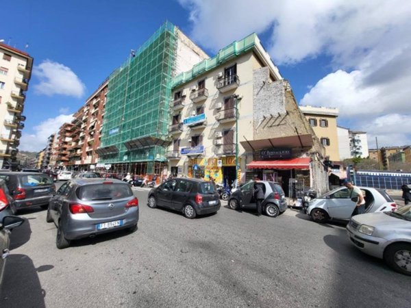 negozio in vendita a Napoli in zona Fuorigrotta