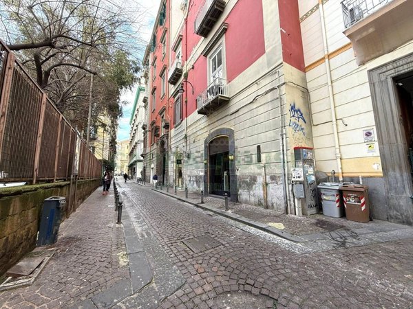 locale commerciale in vendita a Napoli in zona Chiaia