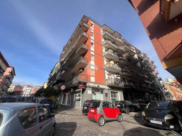 locale commerciale in vendita a Napoli in zona Capodichino