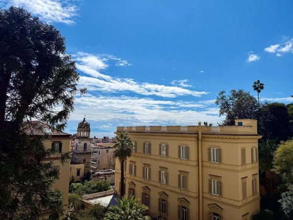 appartamento in vendita a Napoli in zona Chiaia