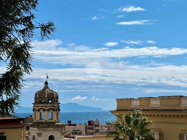 appartamento in vendita a Napoli in zona Chiaia