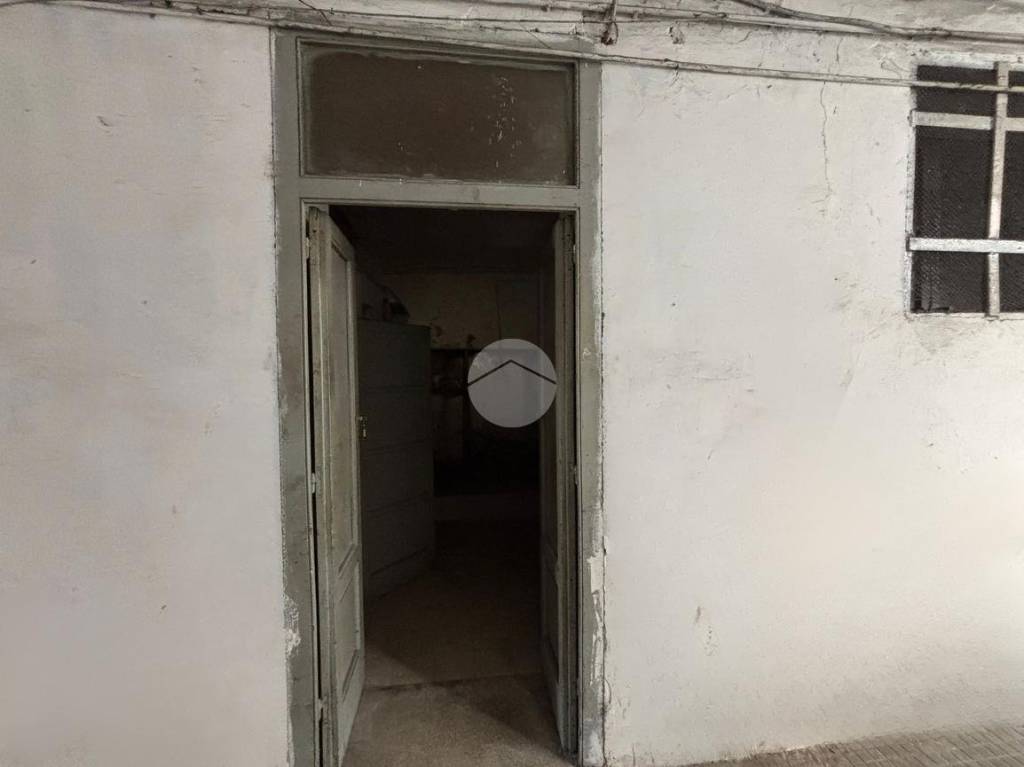 negozio in vendita a Napoli in zona San Carlo all'Arena