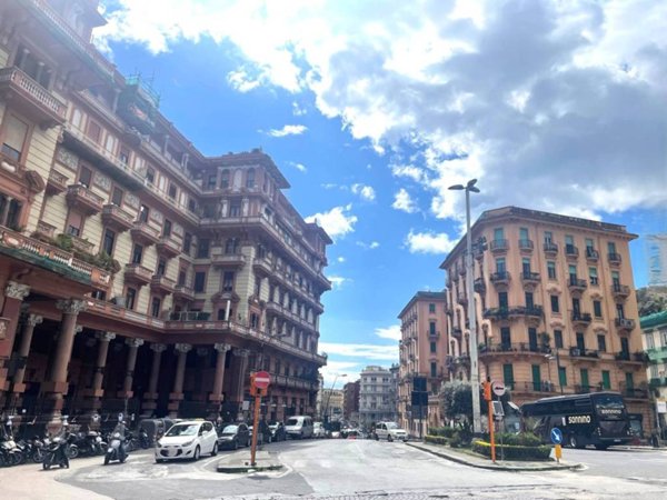 appartamento in vendita a Napoli in zona Chiaia