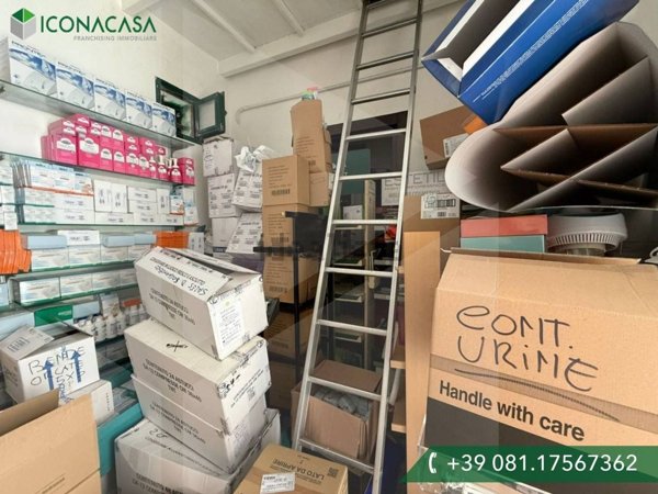 locale commerciale in vendita a Napoli in zona Arenella