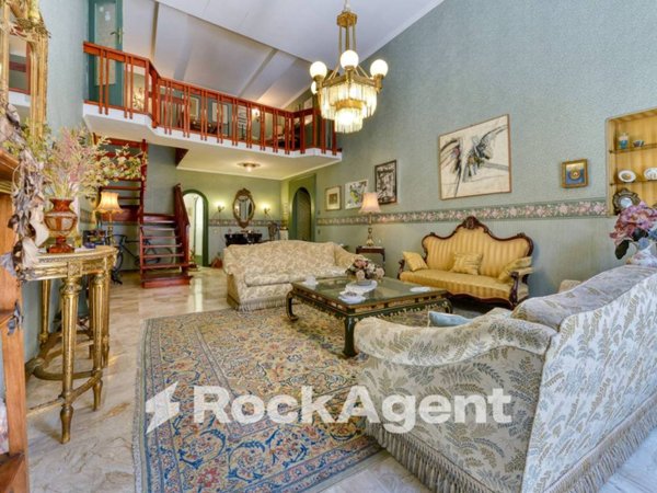 appartamento in vendita a Napoli in zona Chiaia