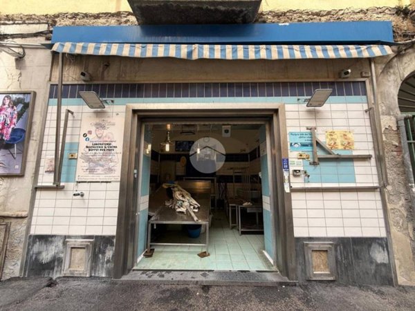 negozio in vendita a Napoli in zona Fuorigrotta