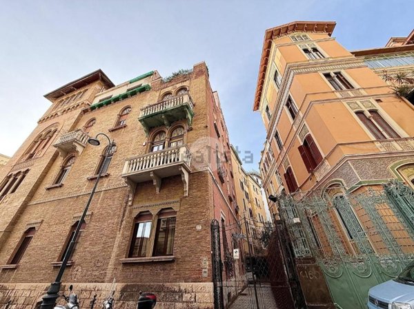 appartamento in vendita a Napoli in zona Chiaia