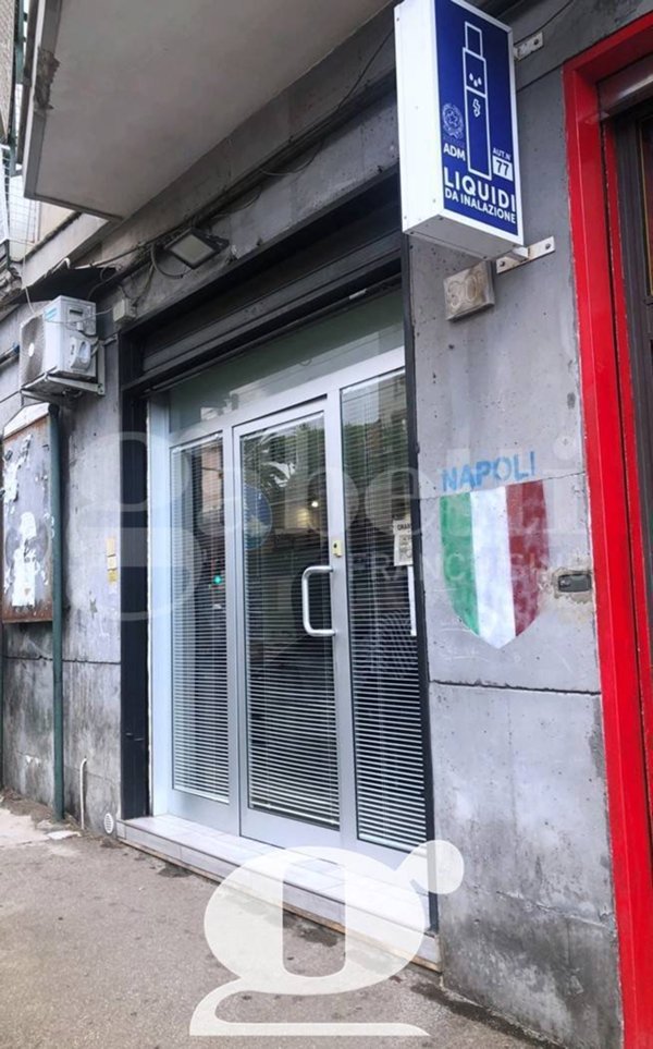 locale commerciale in vendita a Napoli in zona Capodimonte / Colli Aminei