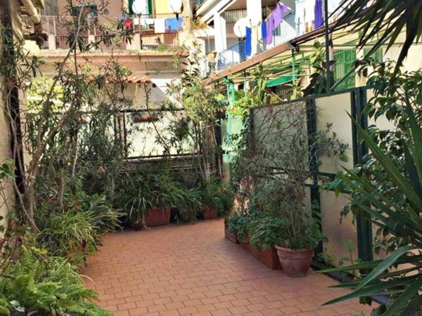 appartamento in vendita a Napoli in zona Chiaia