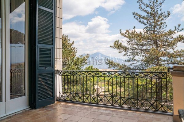appartamento in vendita a Napoli in zona Posillipo