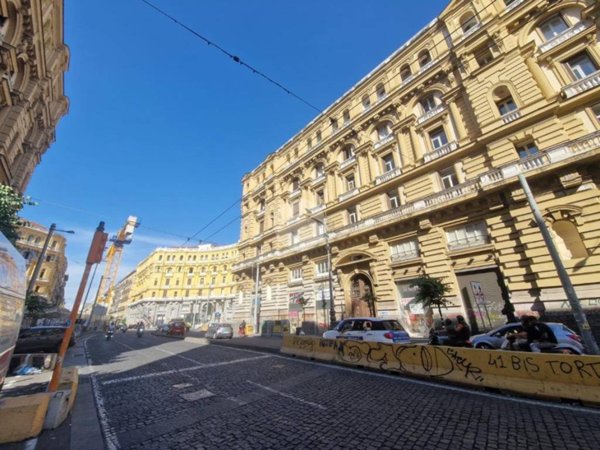 negozio in vendita a Napoli in zona Pendino / San Giuseppe