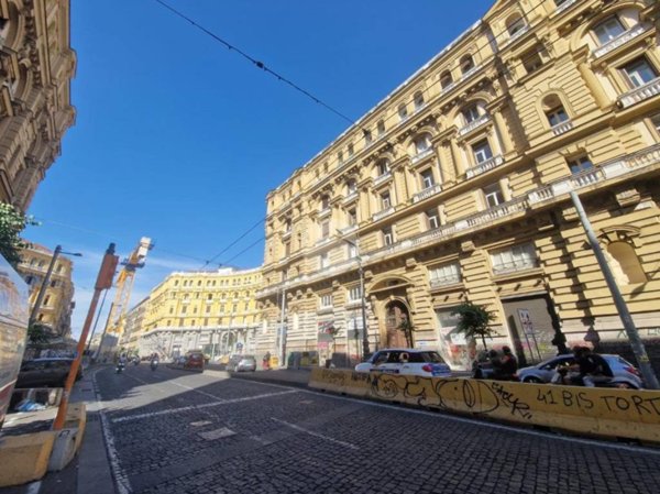 negozio in vendita a Napoli in zona Pendino / San Giuseppe