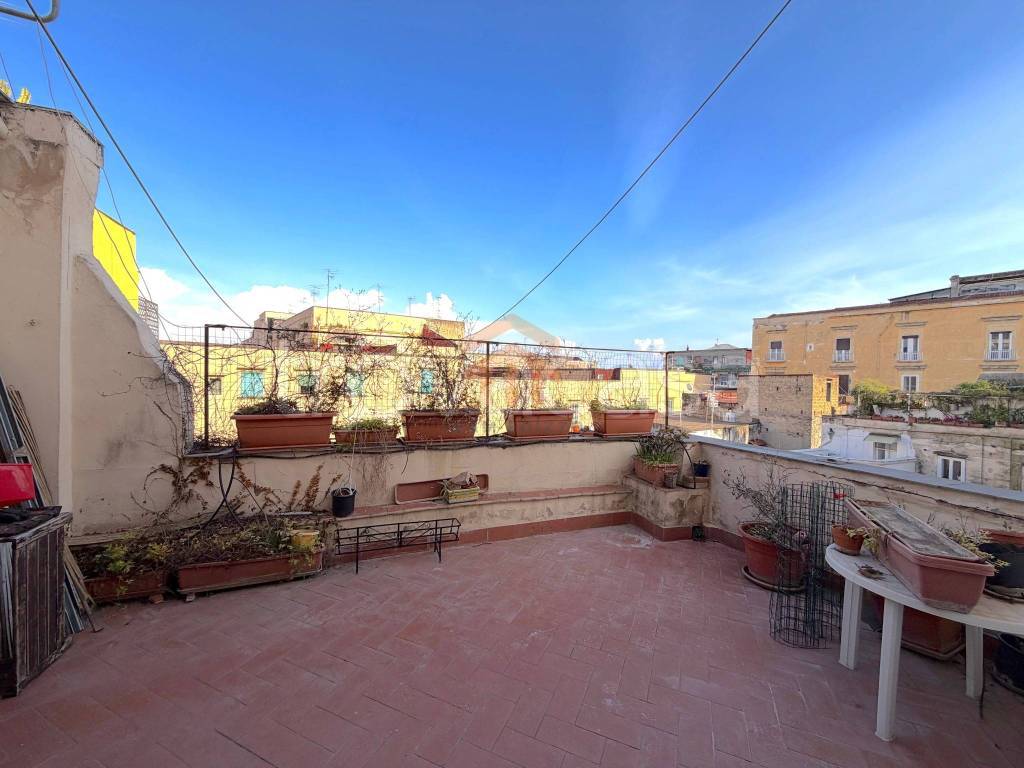appartamento in vendita a Napoli in zona Chiaia