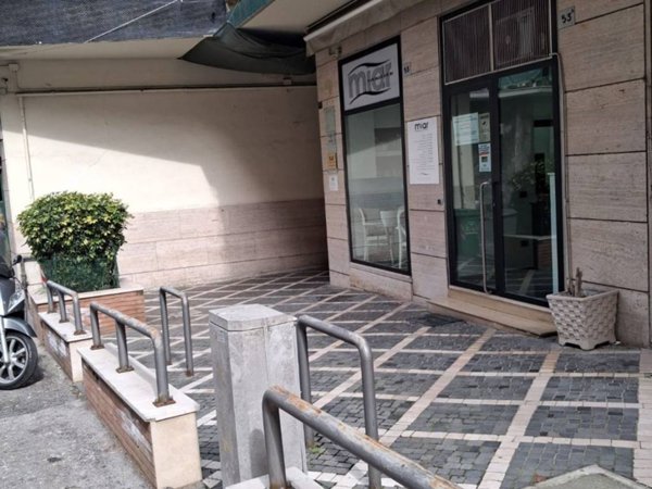negozio in vendita a Napoli in zona Vomero