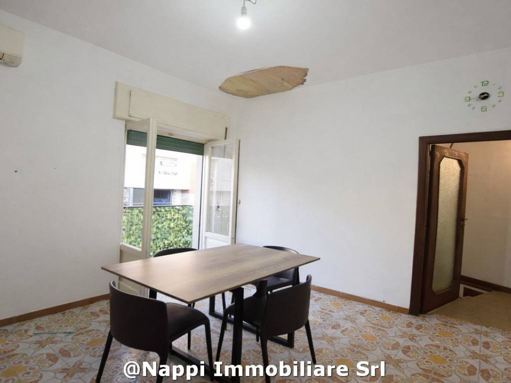 appartamento in vendita a Napoli in zona San Carlo all'Arena