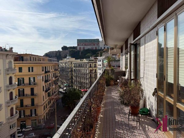 appartamento in vendita a Napoli in zona Chiaia