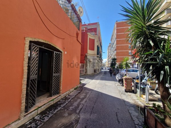 locale commerciale in vendita a Napoli in zona Vomero