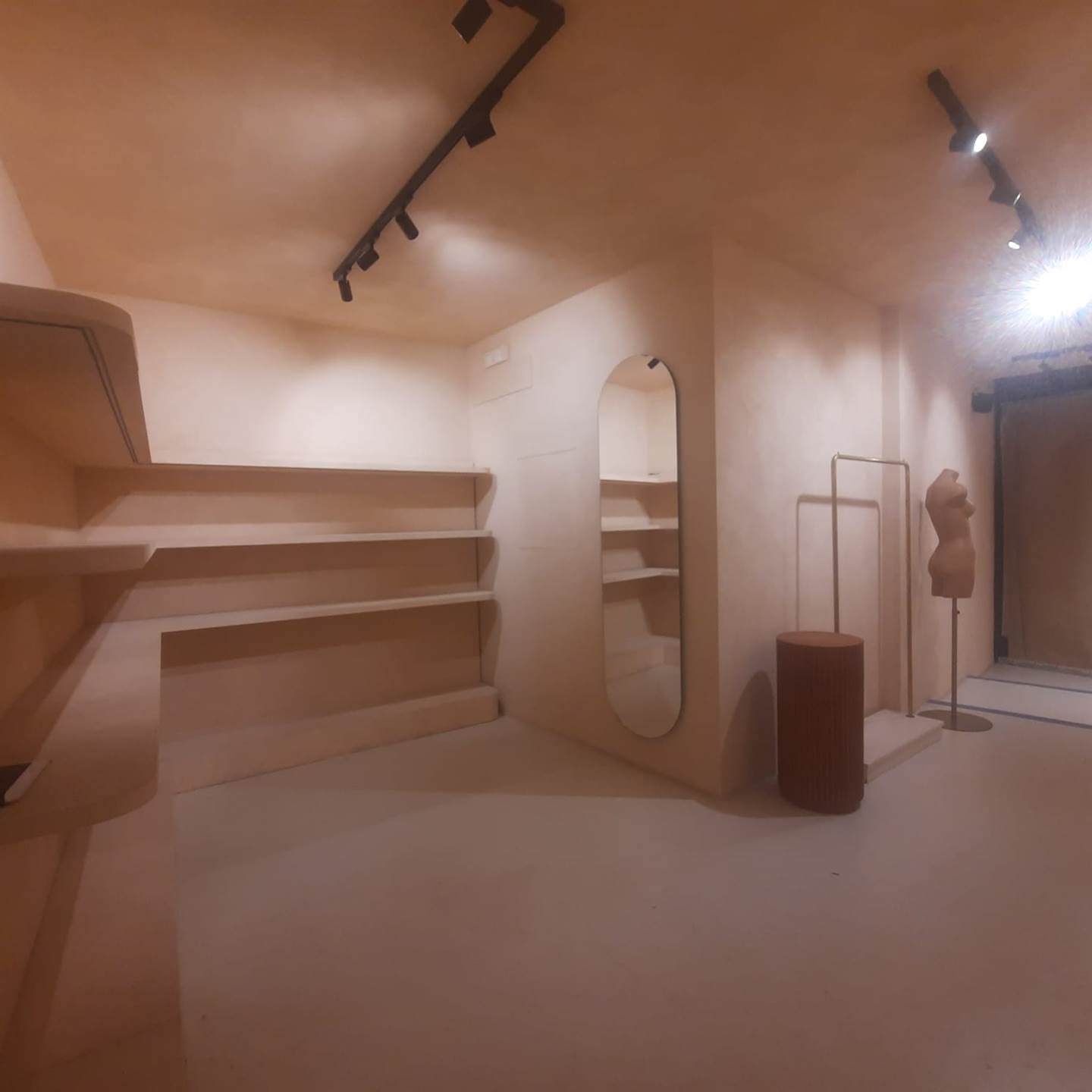 negozio in vendita a Napoli in zona Chiaia