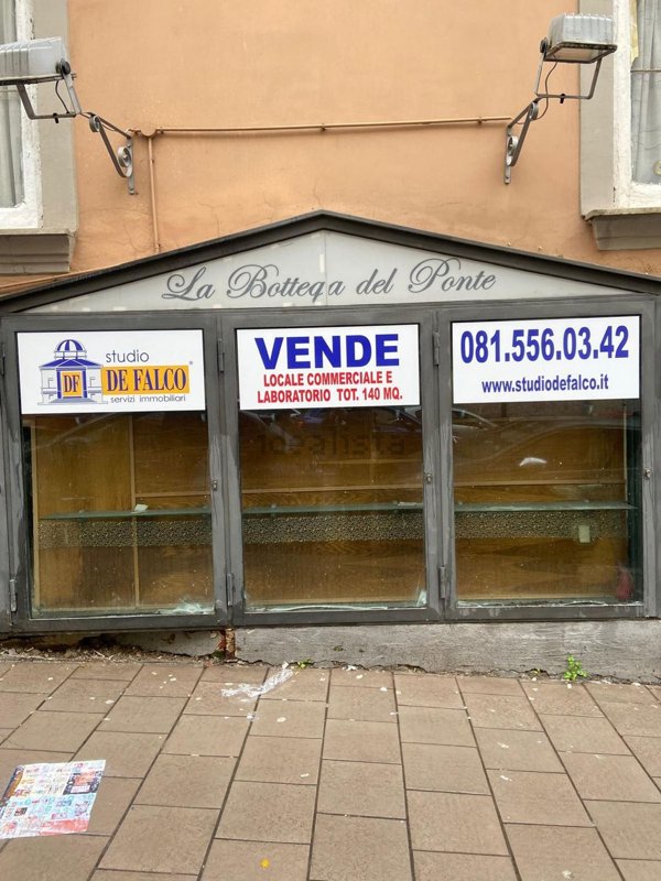 locale commerciale in vendita a Napoli in zona Vomero