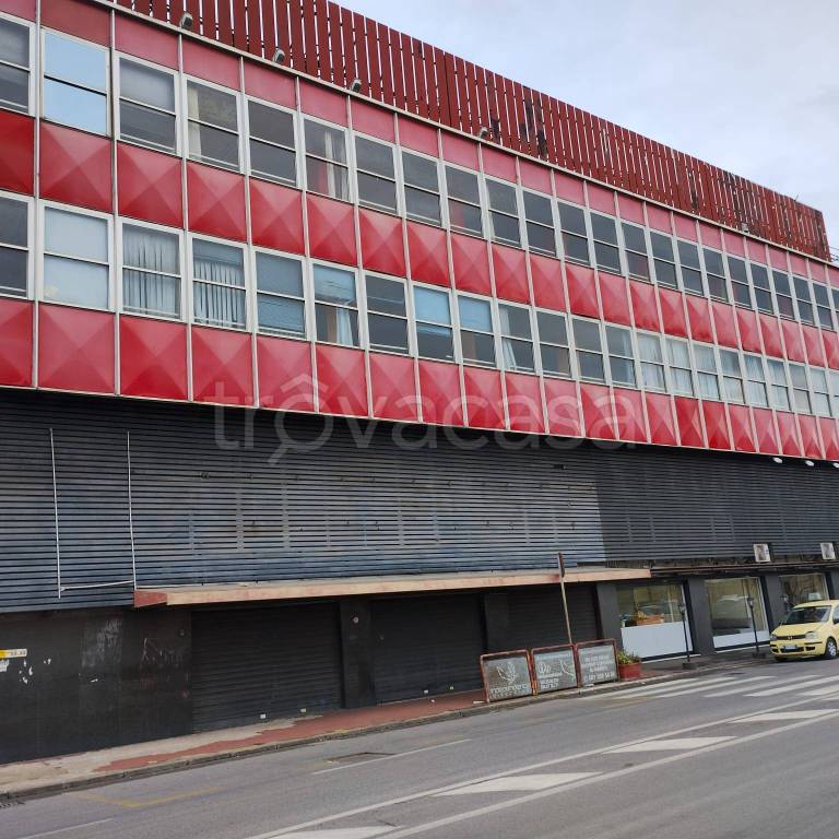 locale commerciale in vendita a Napoli in zona Barra