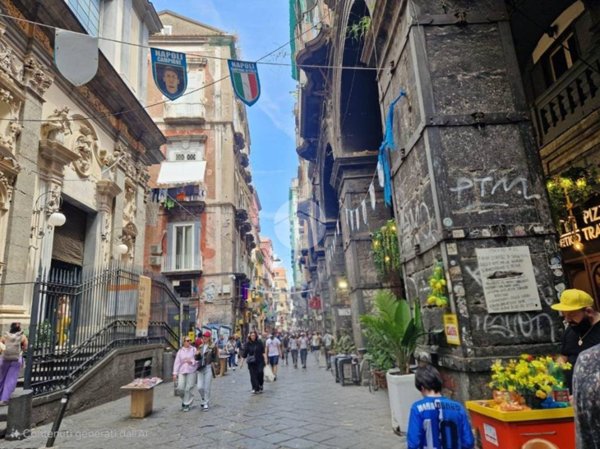 negozio in vendita a Napoli in zona San Lorenzo