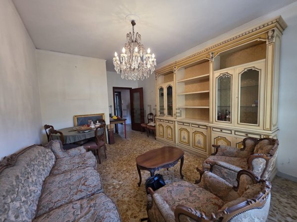 appartamento in vendita a Napoli in zona San Carlo all'Arena