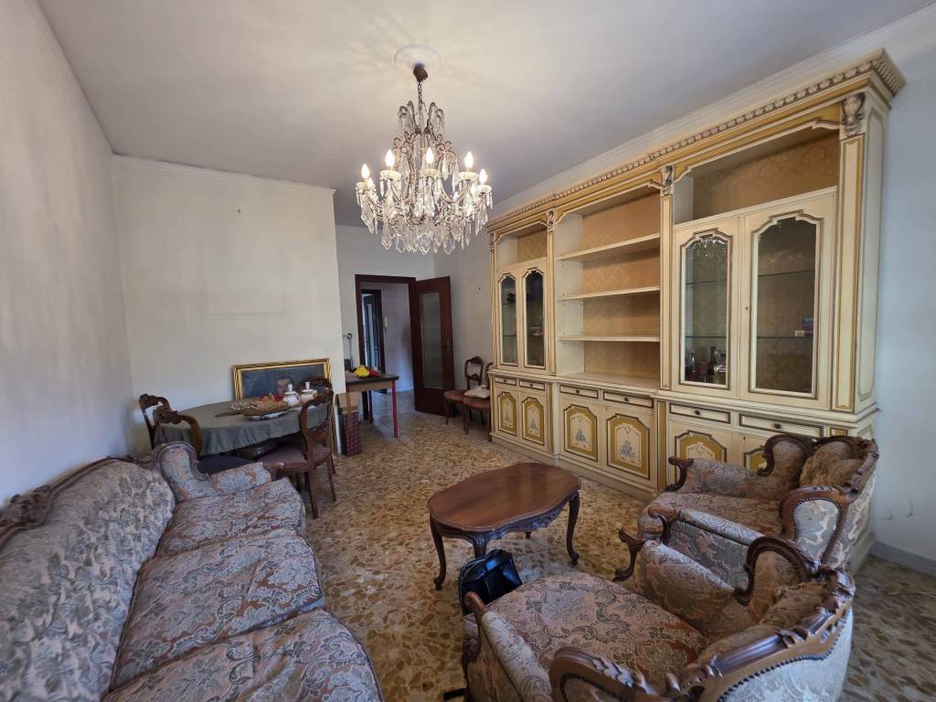 appartamento in vendita a Napoli in zona San Carlo all'Arena