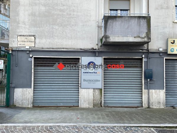 ufficio in vendita a Napoli in zona Barra