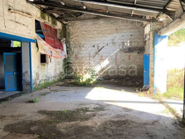 locale commerciale in vendita a Napoli in zona Barra