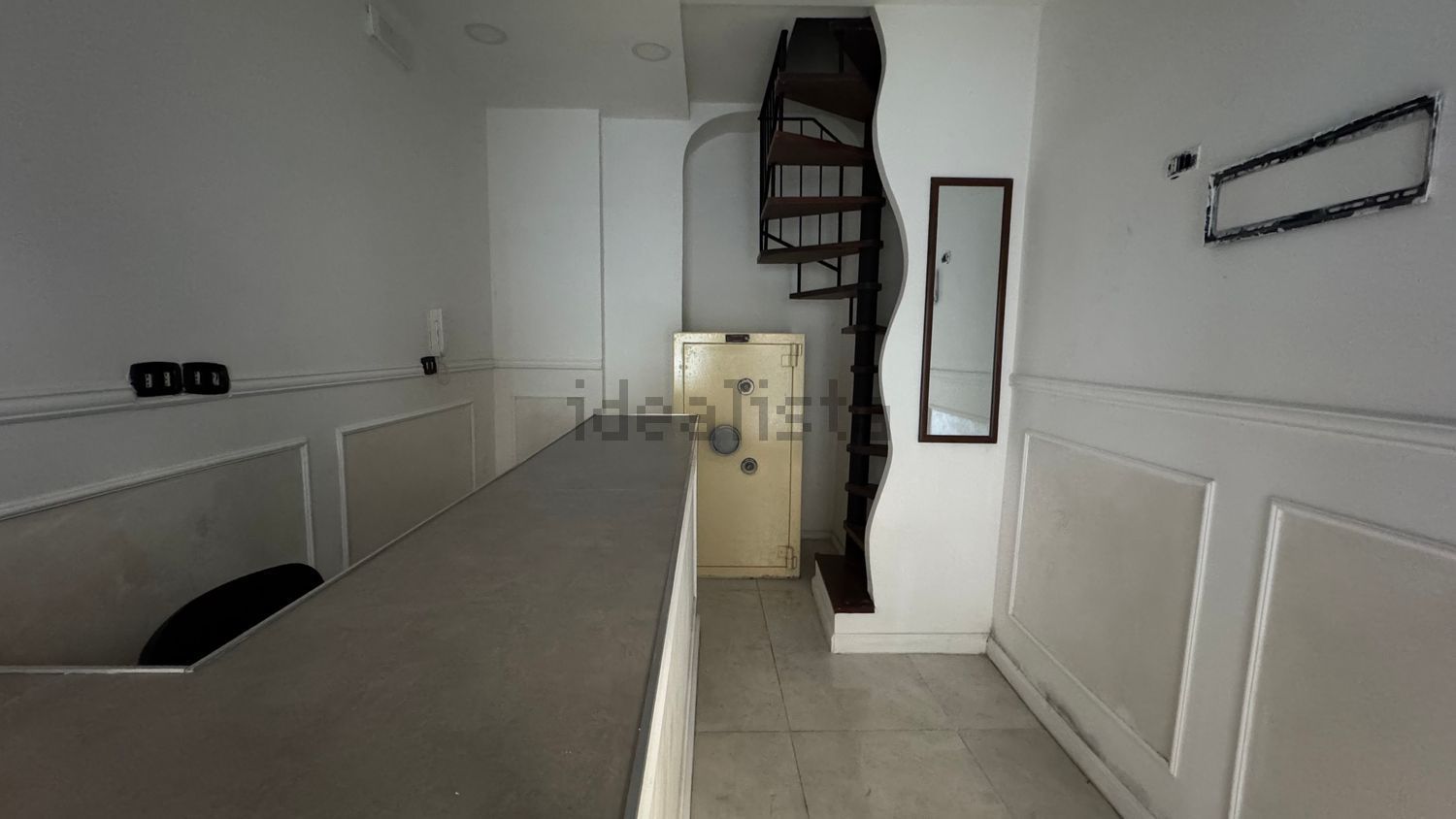 locale commerciale in vendita a Napoli in zona Pendino / San Giuseppe