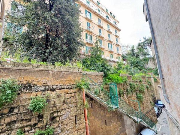 appartamento in vendita a Napoli in zona Chiaia