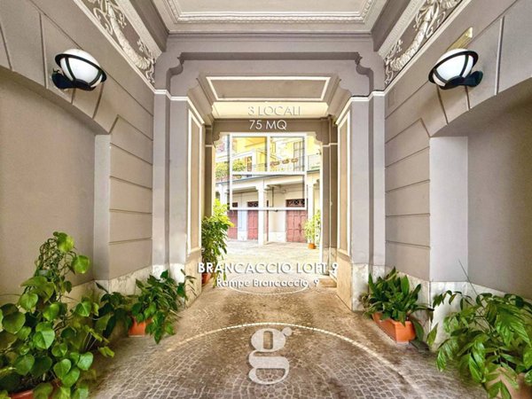 appartamento in vendita a Napoli in zona Chiaia