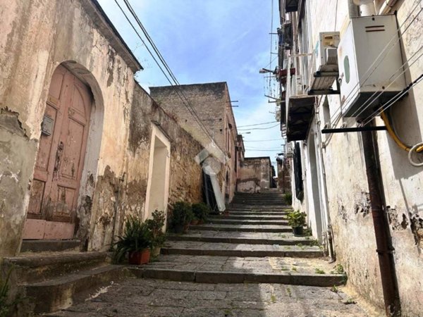 appartamento in vendita a Napoli in zona San Carlo all'Arena