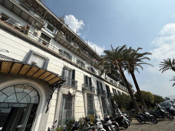 appartamento in vendita a Napoli in zona Chiaia