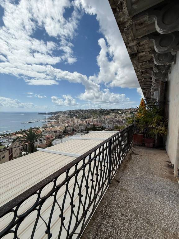 appartamento in vendita a Napoli in zona Chiaia