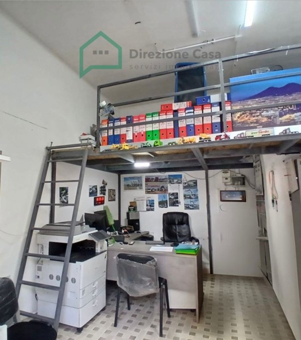 negozio in vendita a Napoli in zona Capodichino