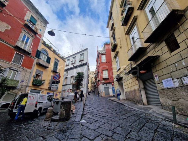 appartamento in vendita a Napoli in zona Chiaia